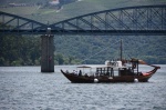 橋とツアー船・ピニャオン　in portugal
