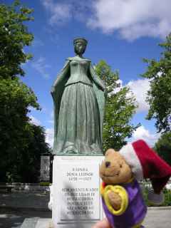ベージャのドナ・セオノール像とポー君